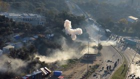 V uprchlickém táboře na řeckém ostrově Samos se bouří migranti. Policie proti nim použila slzný plyn (19. 12. 2019).