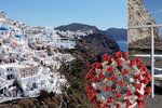 Lehátka na plážích ostrova Santorini jsou obklopená plexiskly, Řecko se připravuje na turisty.