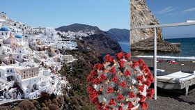 Lehátka na plážích ostrova Santorini jsou obklopená plexiskly, Řecko se připravuje na turisty.