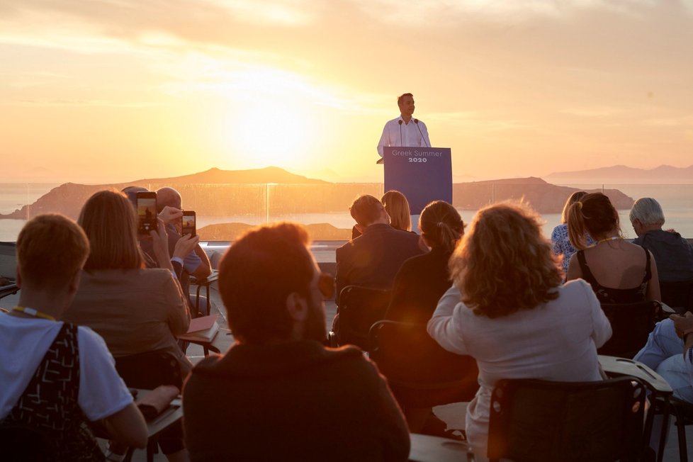 Řecký premiér Mitsotakis představil na Santorini další vlnu uvolňování opatření a otevřel letošní sezónu (13. 6. 2020)