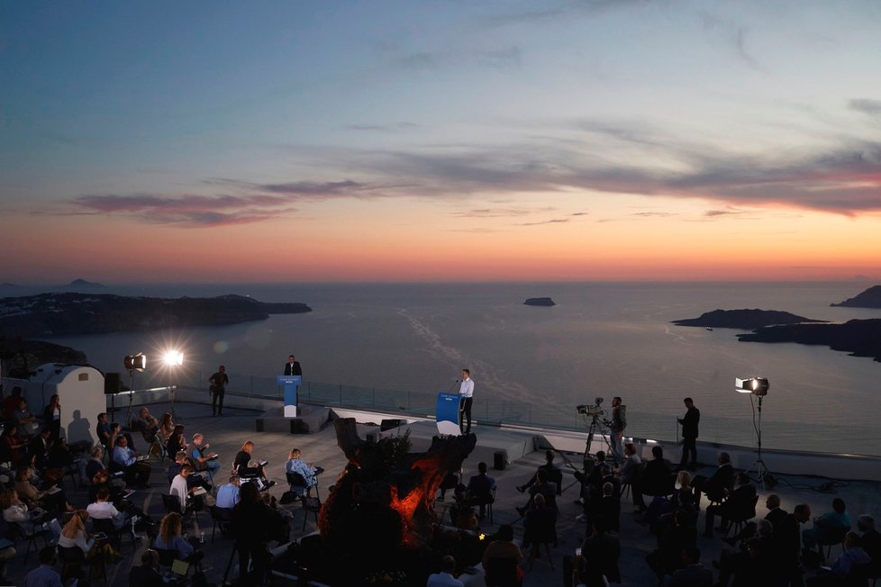 Řecký premiér Mitsotakis představil na Santorini další vlnu uvolňování opatření a otevřel letošní sezonu (13. 6. 2020).