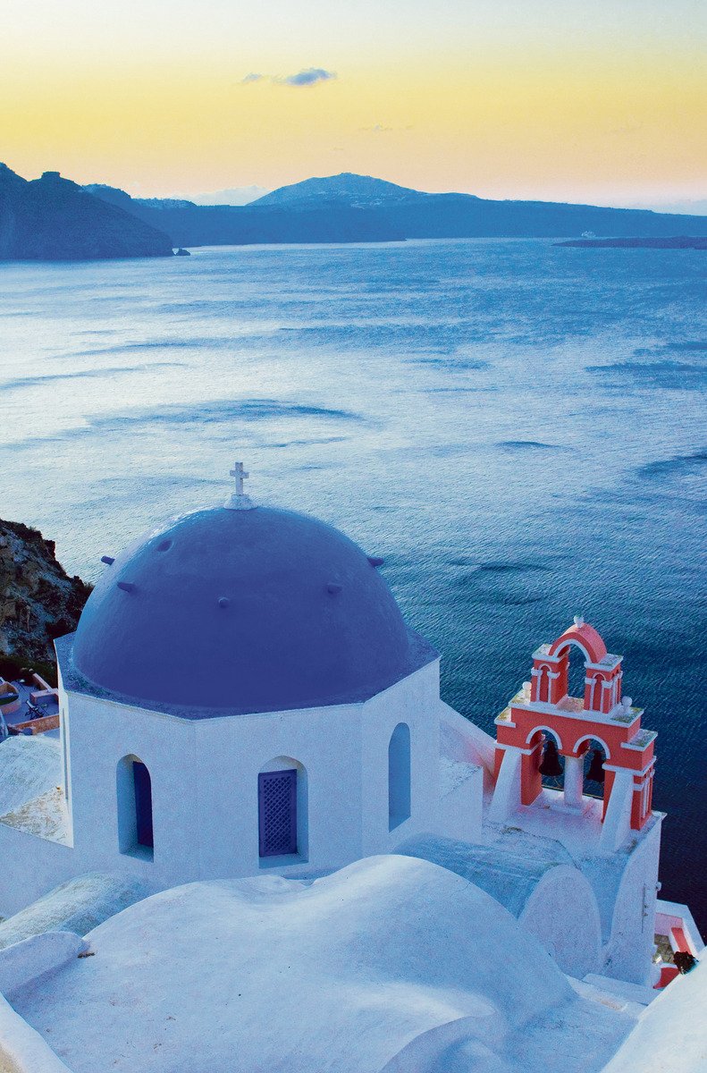 Santorini ročně přiláká téměř dva miliony lidí.