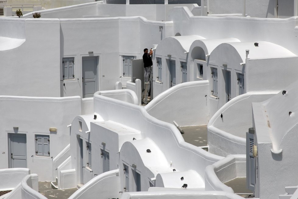 Řeký ostrov Santorini se chystá na návrat turistů.