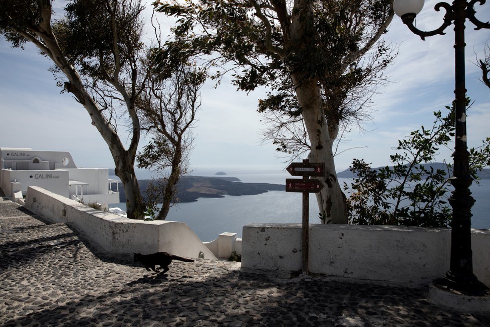 Řeký ostrov Santorini se chystá na návrat turistů.