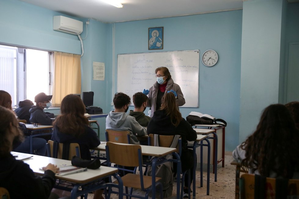 V Řecku se do lavic vrátili žáci a studenti. Snímek je ze školy na athénském předměstí (12. 4. 2021).
