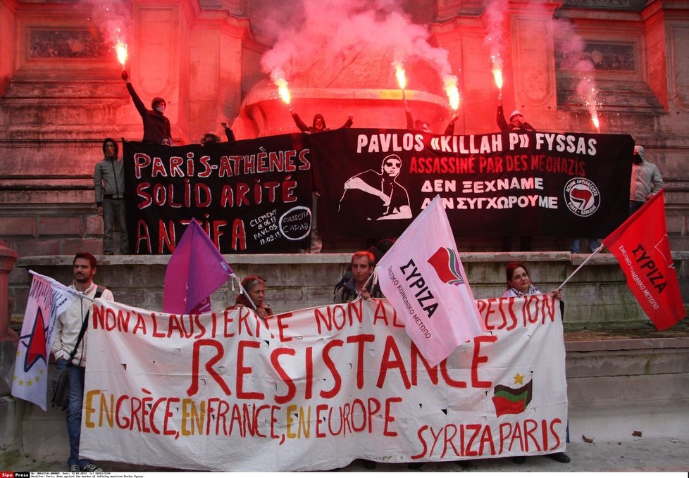 Takhle se protestovalo v Paříži proti zavraždění zpěváka Pavlose Fyssase.