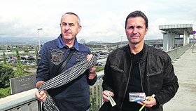 Miloslav Buchta (vlevo) a Miloslav Pezlar byli v uplynulých dnech už podruhé navštívit své syny v řecké vazbě