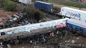 V Řecku při srážce vlaků zemřelo přes 30 lidí, další desítky se zranily.