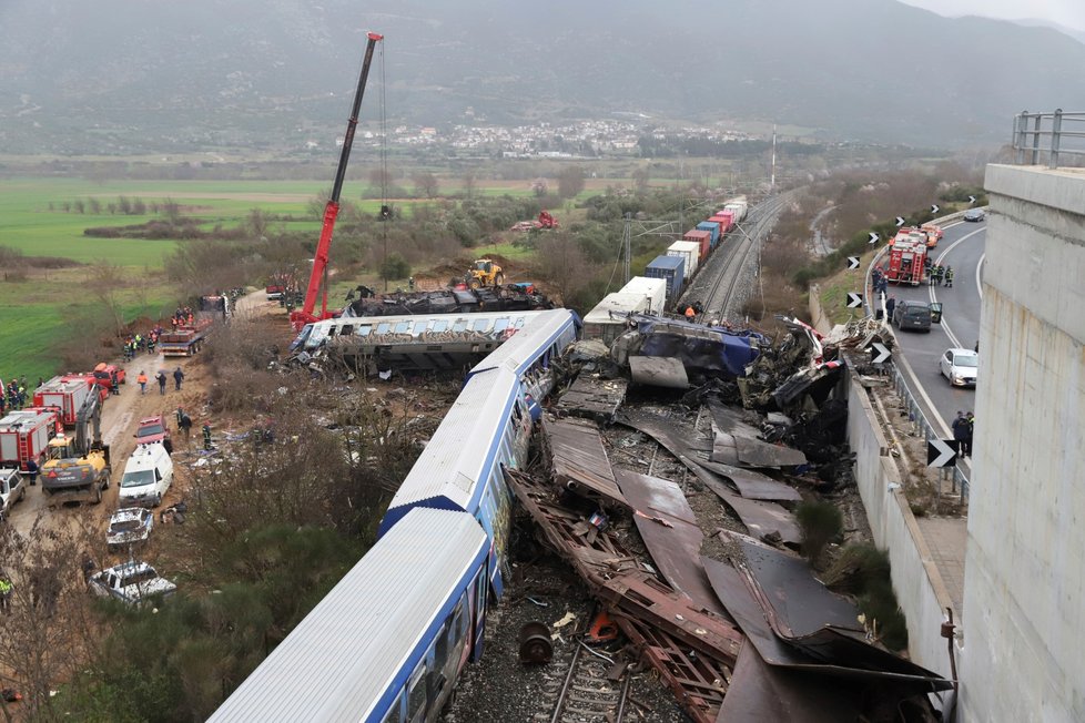 V Řecku při srážce vlaků zemřelo přes 30 lidí, další desítky se zranily.