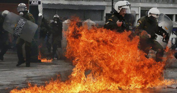 Řecko stávkuje: Desetitisíce lidí vyšly do ulic, házely zápalné bomby a kameny