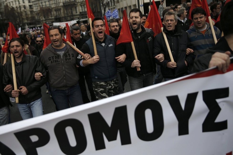 Řecko ochromila stávka, desetitisíce lidí vyšly do ulic.