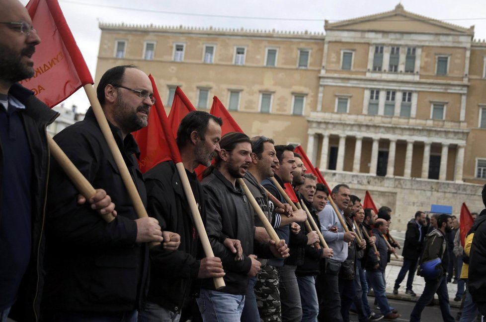 Řecko ochromila stávka, desetitisíce lidí vyšly do ulic