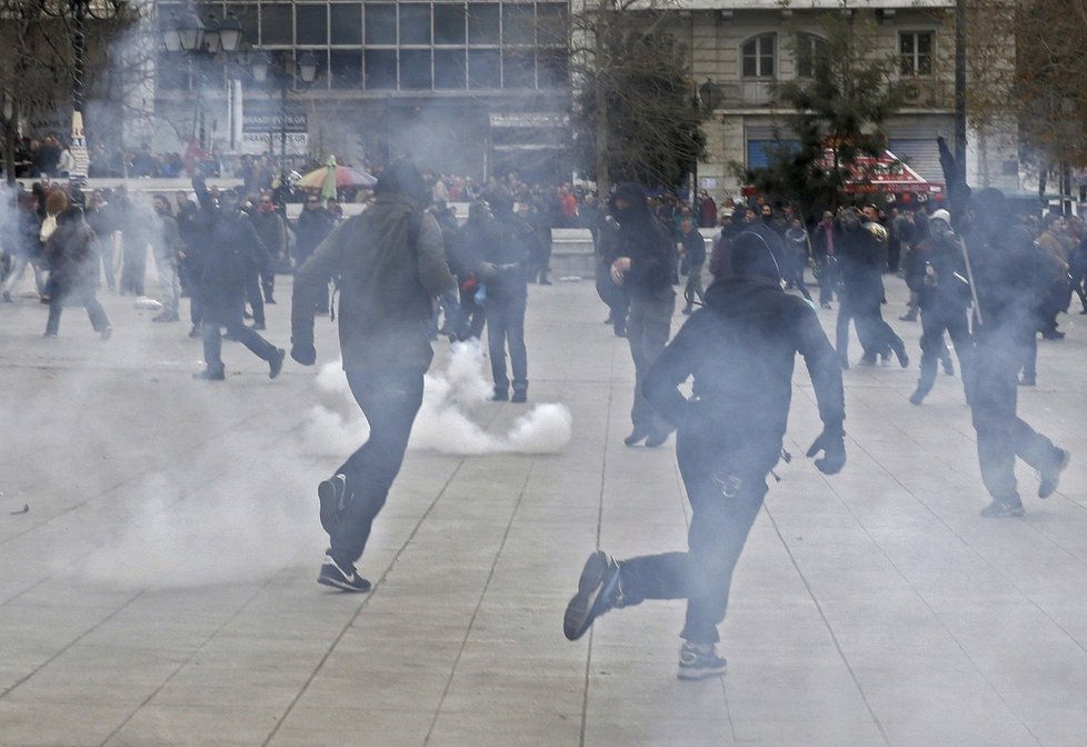 Řecko ochromila stávka, desetitisíce lidí vyšly do ulic