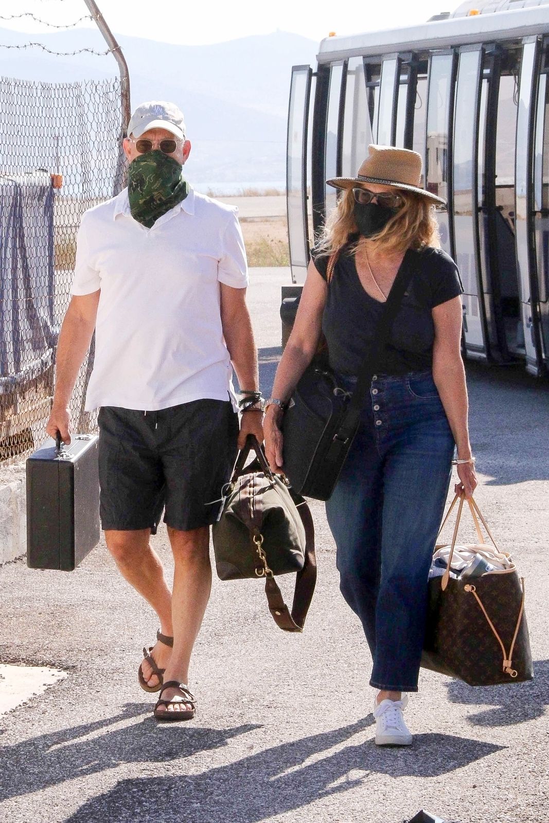 Tom Hanks s manželkou Ritou Wilson přilétli 11. července na svou dovolenou do Řecka. A i když už nákazu koronavirem oba prodělali, oba si nasadili roušky.