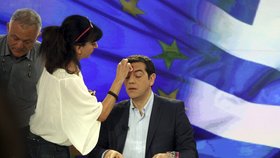 Řecký premiér Alexis Tsipras před televizním interview pro řeckou televizi ERT. Maskérka před vysíláním zakrývá jeho zpocené čelo