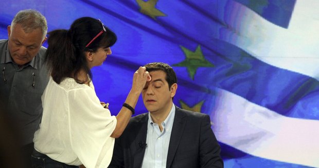 Řecký premiér Tsipras na kolenou. Věřitelům ustoupil téměř ve všem