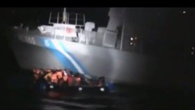 Řecká pobřežní stráž podle Turků propíchla člun, na kterém plulo 58 uprchlíků včetně dětí.