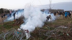 Slzný plyn, granáty a kouřové bomby: Spor s migranty na hranicích Řecka se vyostřuje