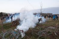 Slzný plyn, granáty a kouřové bomby: Spor s migranty na hranicích Řecka se vyostřuje