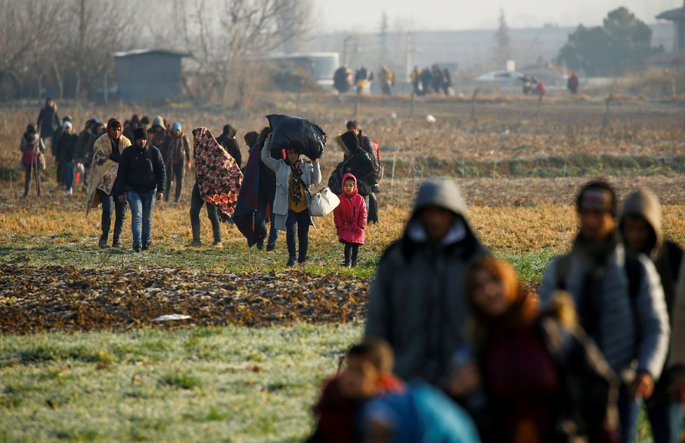 Řecko se snaží udržet turecké hranice, vstup zamezili deseti tisícům migrantů