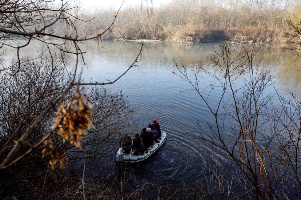 Řecko se snaží udržet turecké hranice, vstup zamezili deseti tisícům migrantů