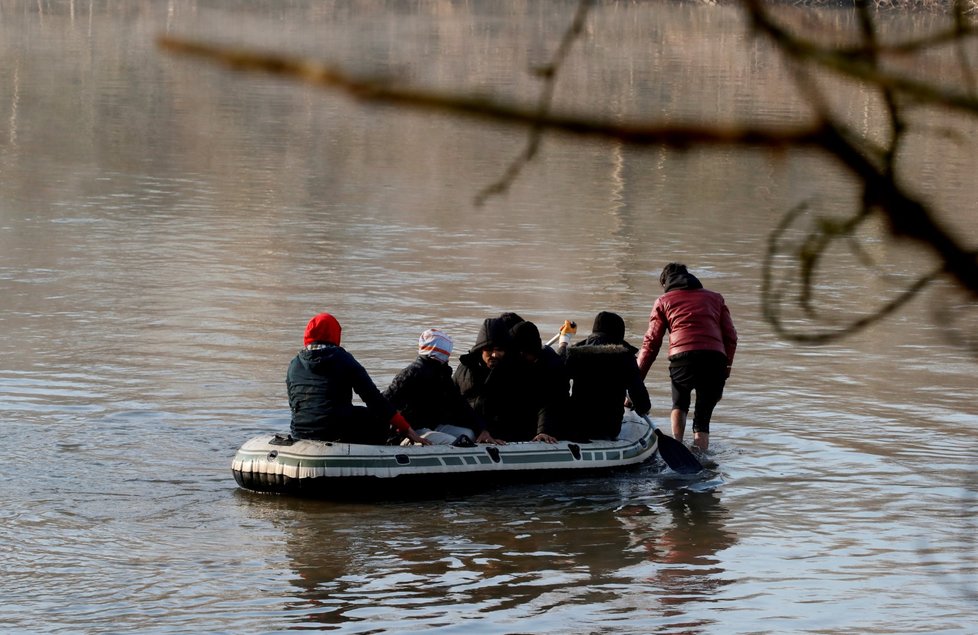 Řecko se snaží udržet turecké hranice, vstup zamezili deseti tisícům migrantů