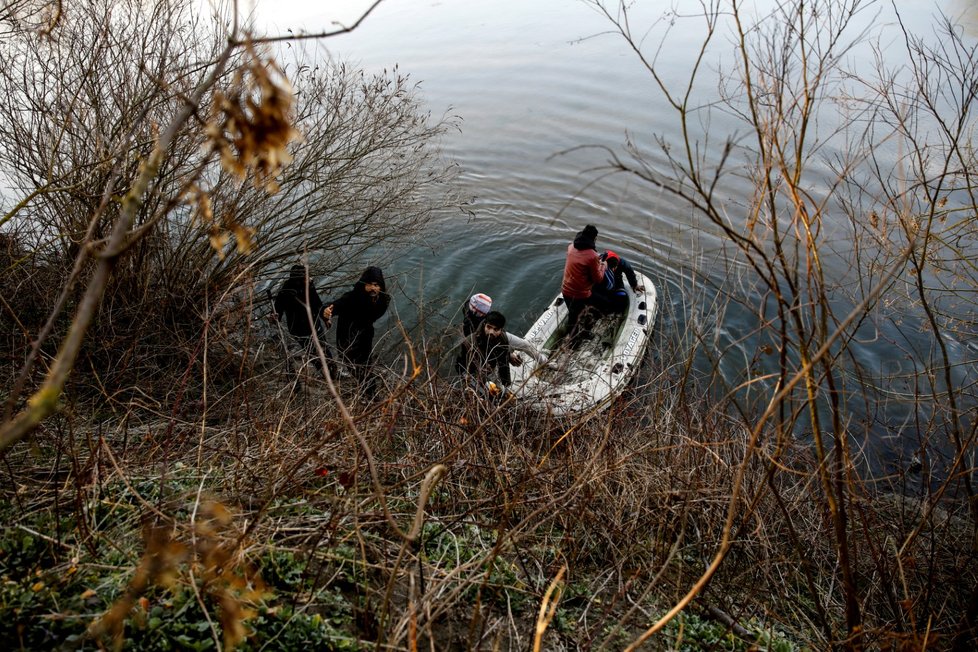 Řecko se snaží udržet turecké hranice, vstup zamezili deseti tisícům migrantů