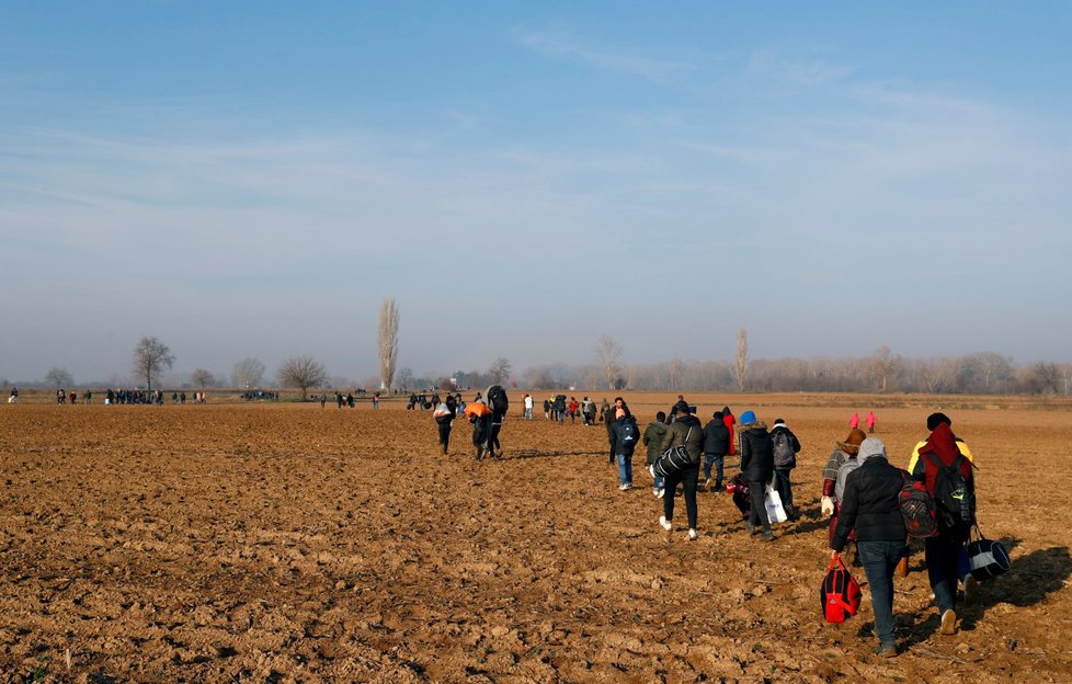 Řecko se snaží udržet turecké hranice, vstup zamezili deseti tisícům migrantů