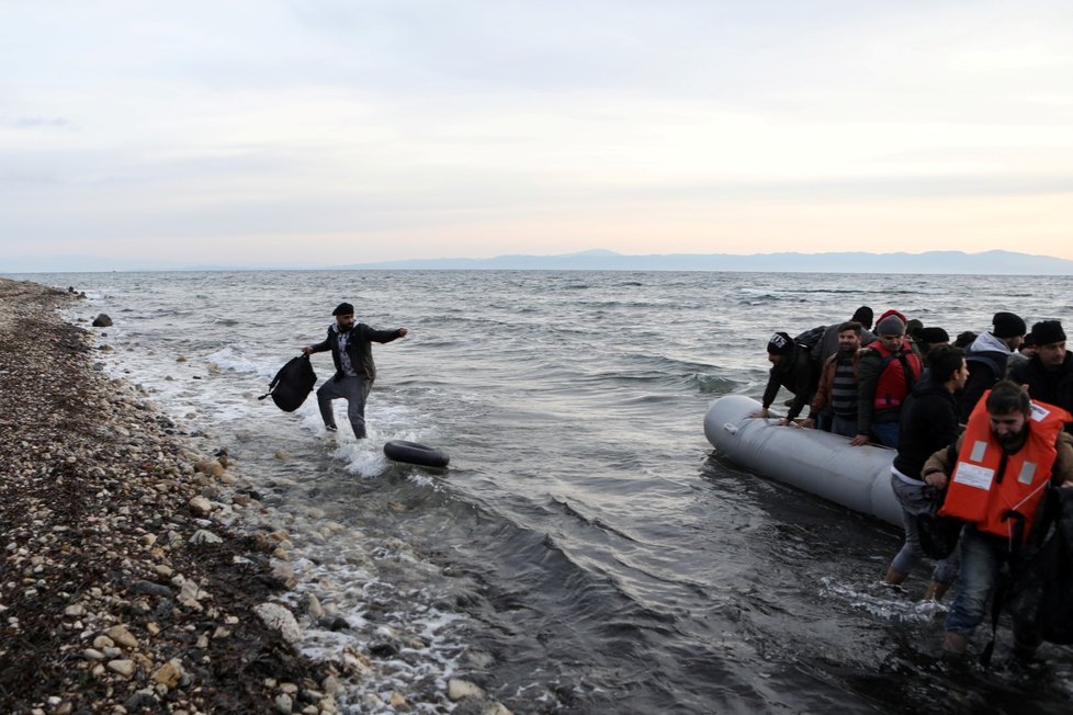 Řecko se snaží udržet turecké hranice, vstup zamezili deseti tisícům migrantů