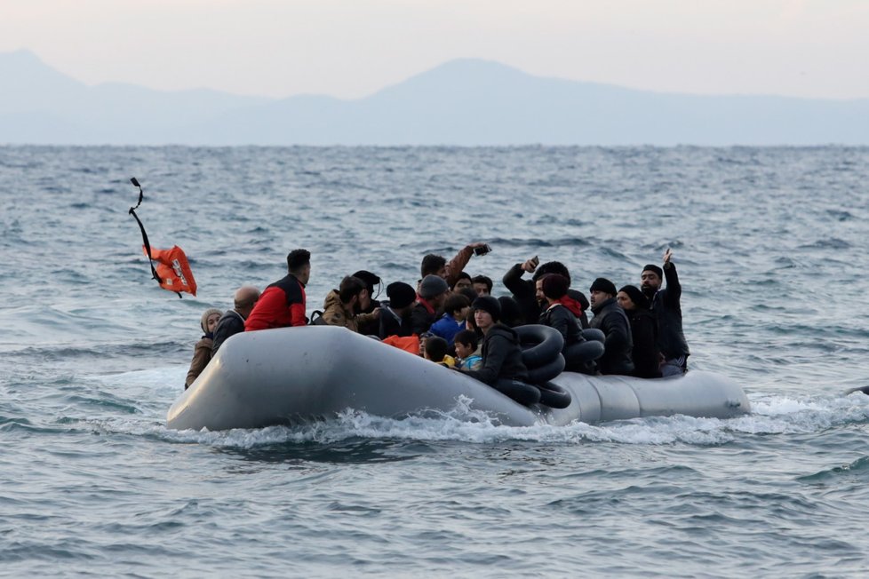 Řecko se snaží udržet turecké hranice, vstup zamezili deseti tisícům migrantů