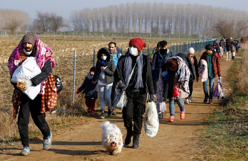 Řecko se snaží udržet turecké hranice, vstup zamezili deseti tisícům migrantů