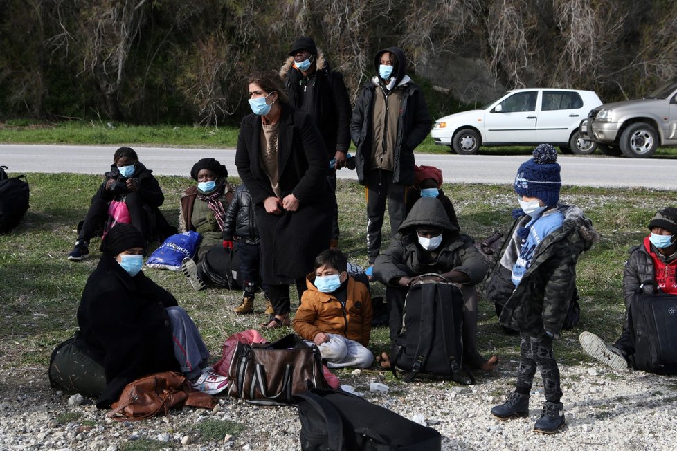 Řecko se snaží udržet turecké hranice, vstup zamezili deseti tisícům migrantů