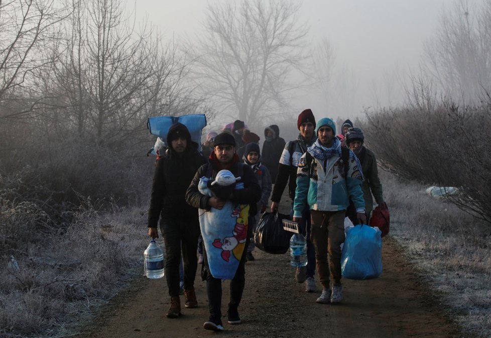 Řecko se snaží udržet turecké hranice, vstup zamezili deseti tisícům migrantů