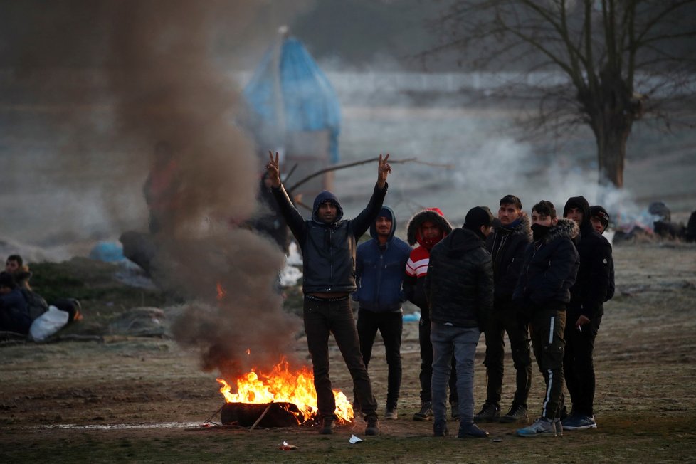 Řecko se snaží udržet turecké hranice, vstup zamezili deseti tisícům migrantů