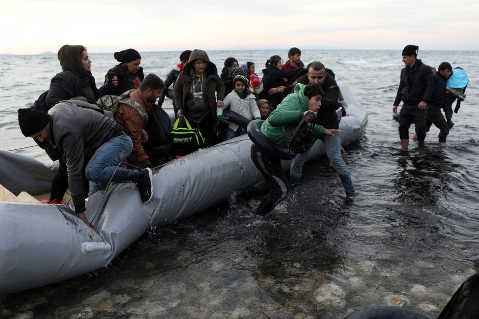 Řecko se snaží udržet turecké hranice, vstup zamezili deseti tisícům migrantů