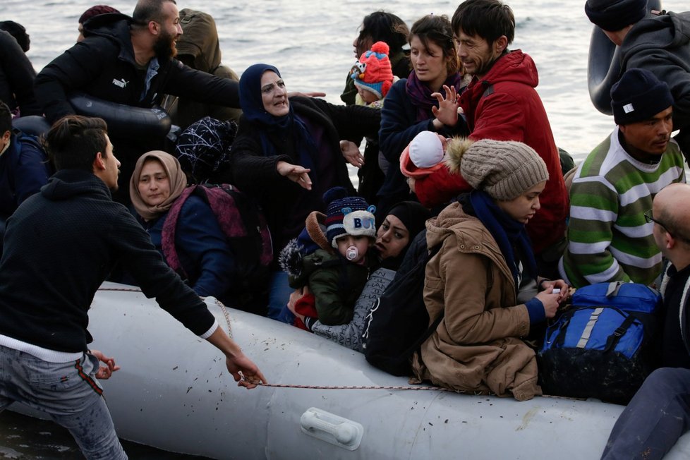 Řecko se snaží udržet turecké hranice, vstup zamezili deseti tisícům migrantů