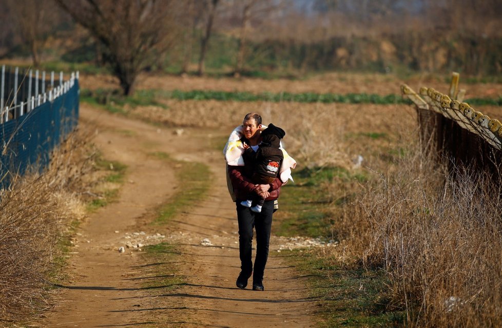 Řecko se snaží udržet turecké hranice, vstup zamezili deseti tisícům migrantů