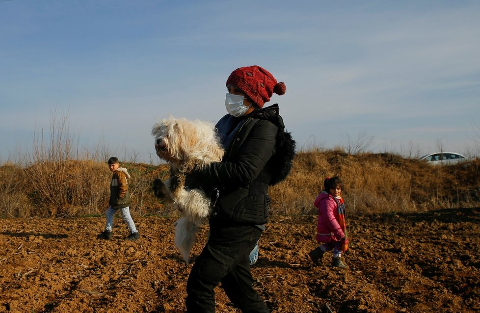 Řecko se snaží udržet turecké hranice, vstup zamezili deseti tisícům migrantů