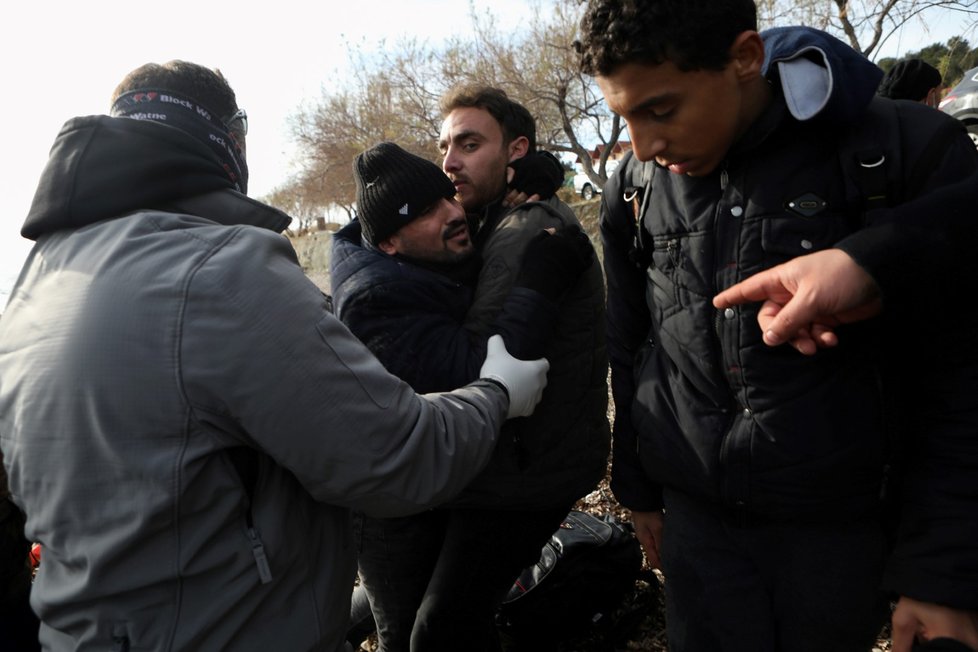 Řecko se snaží udržet turecké hranice, vstup zamezili deseti tisícům migrantů