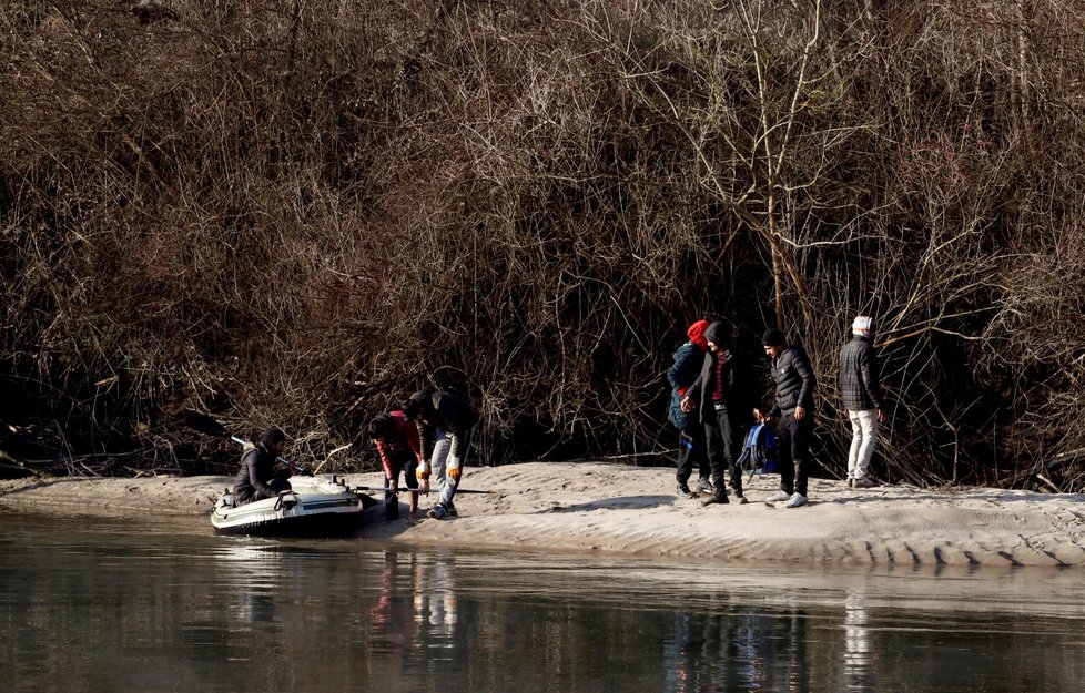 Řecko se snaží udržet turecké hranice, vstup zamezili deseti tisícům migrantů