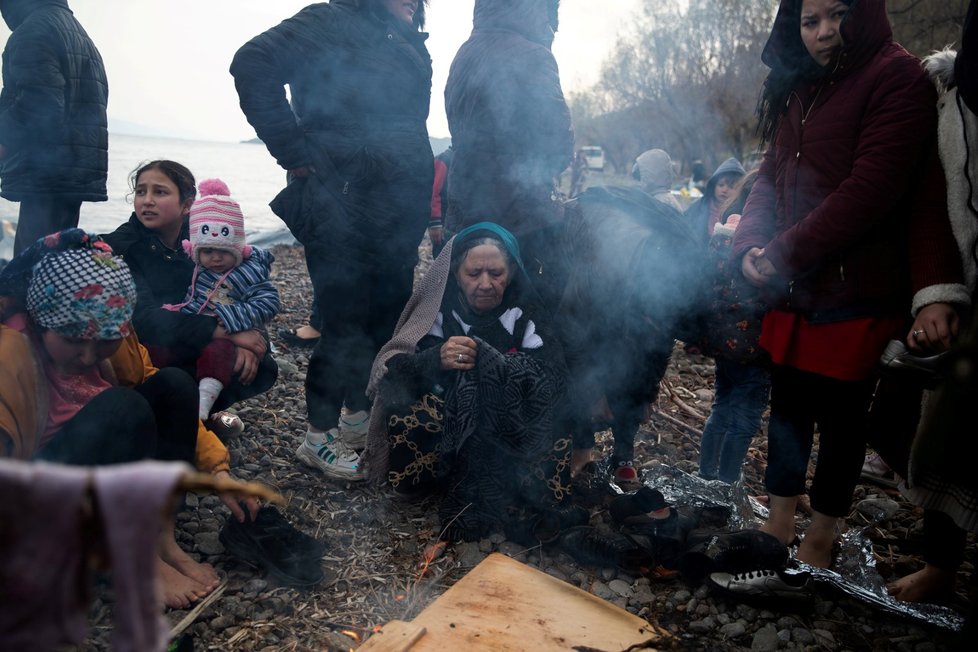 Řecko se snaží udržet turecké hranice, vstup zamezili deseti tisícům migrantů