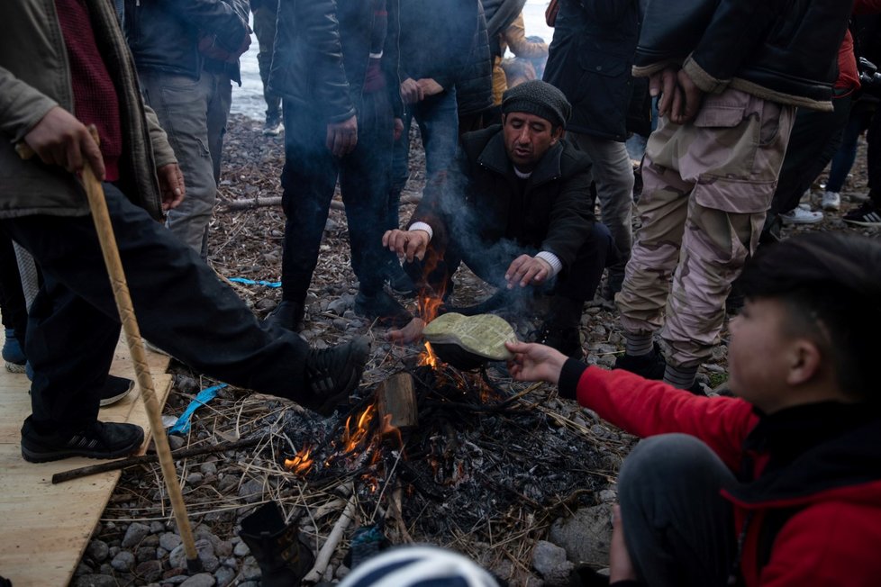 Řecko se snaží udržet turecké hranice, vstup zamezili deseti tisícům migrantů