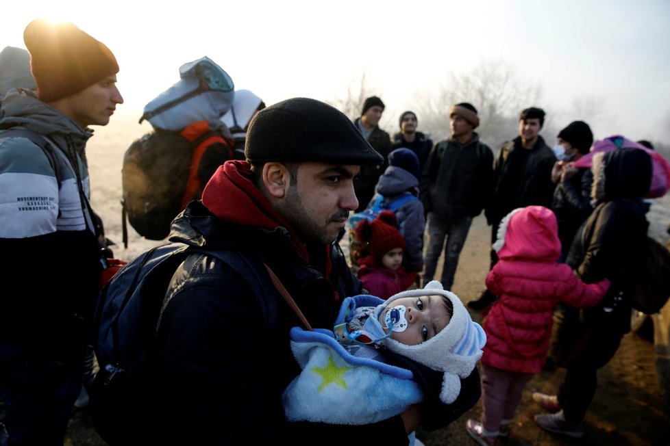 Řecko se snaží udržet turecké hranice, vstup zamezili deseti tisícům migrantů