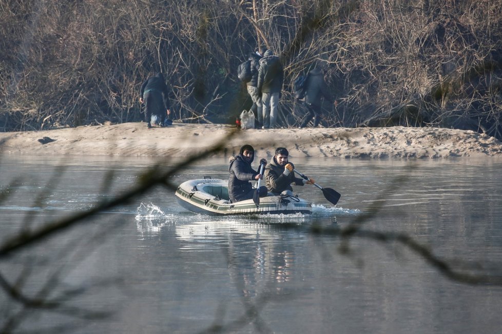 Řecko se snaží udržet turecké hranice, vstup zamezili deseti tisícům migrantů