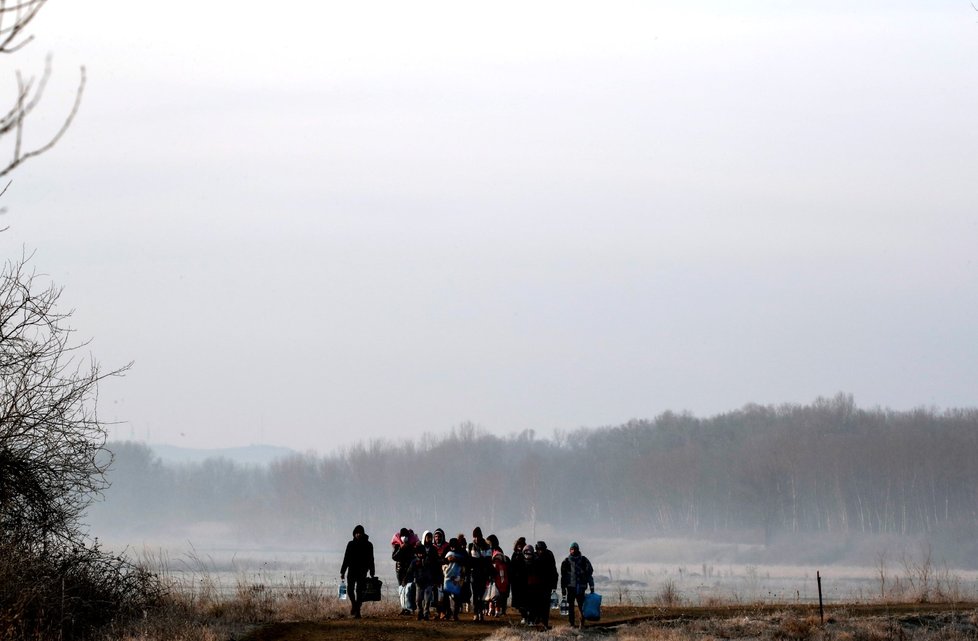 Řecko se snaží udržet turecké hranice, vstup zamezili deseti tisícům migrantů