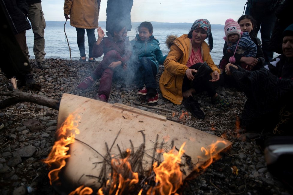 Řecko se snaží udržet turecké hranice, vstup zamezili deseti tisícům migrantů