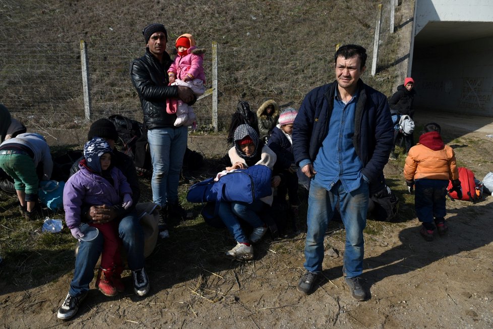 Řecko se snaží udržet turecké hranice, vstup zamezili deseti tisícům migrantů