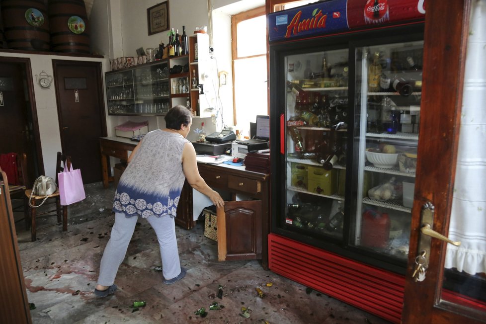 Podle řeckého seismologického ústavu měly otřesy o síle 6,1 stupně epicentrum 36 kilometrů jižně od města Mytilini, metropole Lesbu, ohnisko zemětřesení bylo v hloubce deseti kilometrů pod mořským dnem.