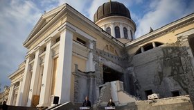 Tisková konference Zelenského a Mitsotakise před zničenou katedráou v Oděse (6. 3. 2024).