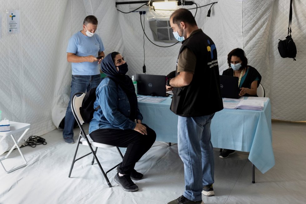 Řecko začalo proti koronaviru očkovat migranty z ostrova Lesbos v uprchlickém táboře Mavrovouni